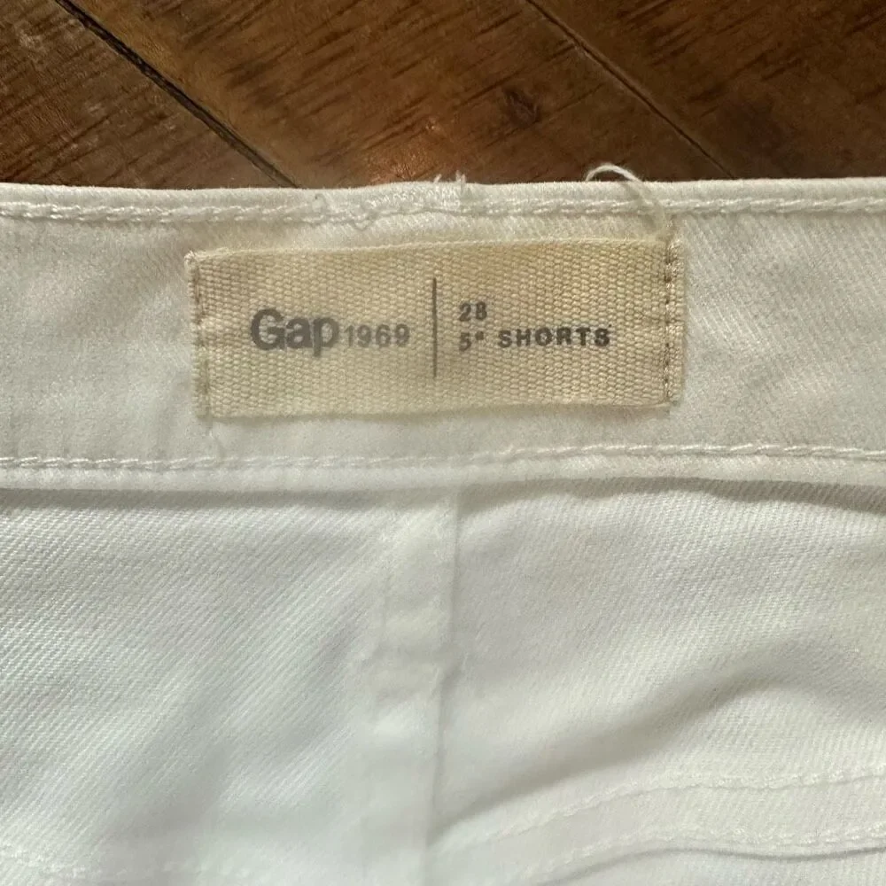 Gap white 5” preppy minimalist classic size 28 shorts